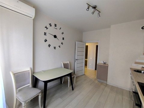 2-к квартира, 10/18 эт., 69м²